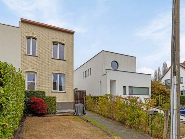 Goed gelegen 3 gevelwoning met 3 kamers op 4a85