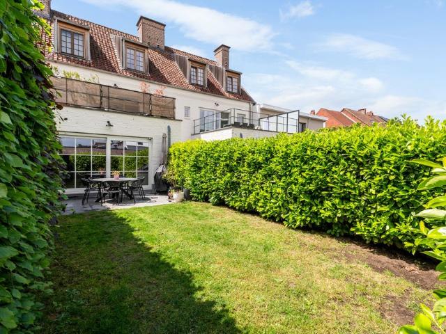 Goed gelegen gelijkvloers appartement met 1 slaapkamer, tuin en garage