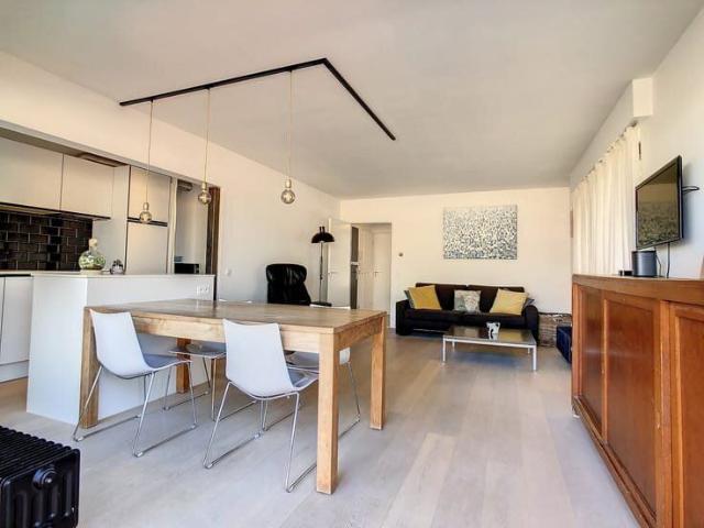 Goed gelegen gerenoveerd appartement met twee ruime slaapka