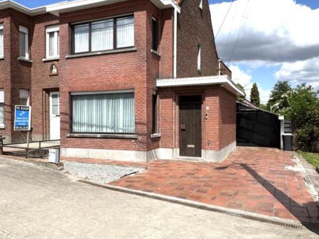 Goed gelegen half open bebouwing met magazijn