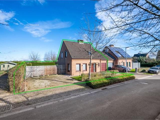 Goed gelegen halfopen bebouwing met drie slaapkamers en grote tuin te Erpe Mere