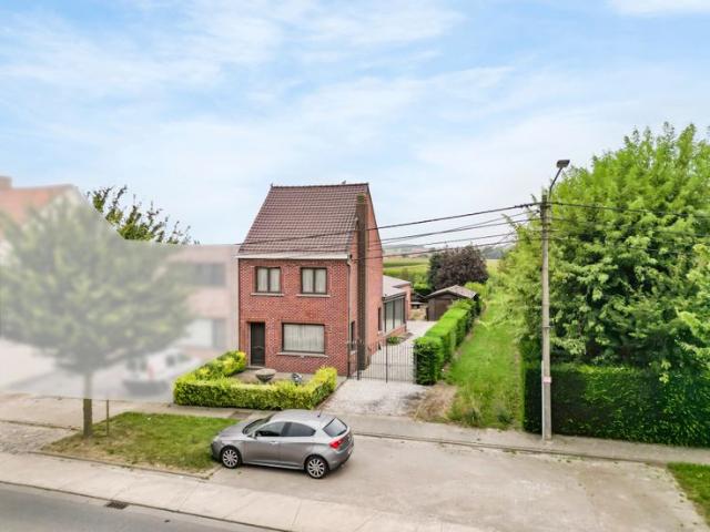 Goed gelegen halfopen woning met ruime tuin!