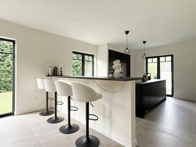 Goed gelegen landelijke villa met 12are grond op toplocatie!