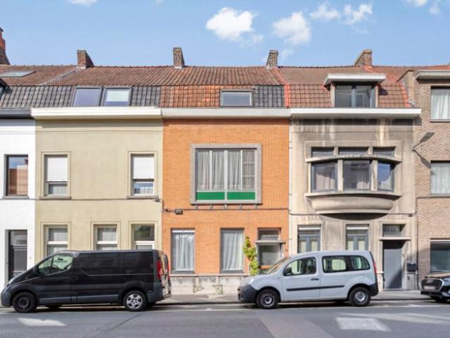 Goedgelegen woning met 4 slaapkamers !