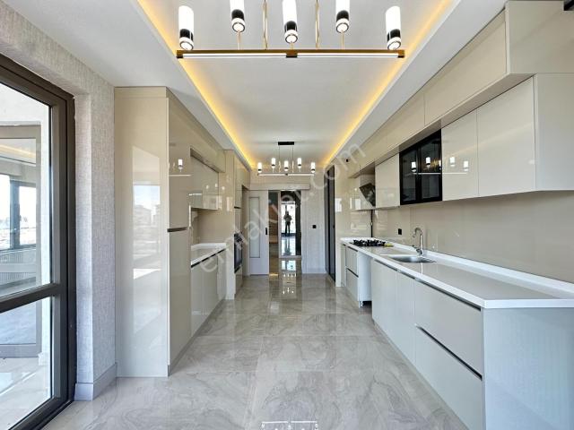 Göktaş'tan█ Ultra Lüx Sitede Ara Kat K.garajlı 190 M2 4+1 Daire
