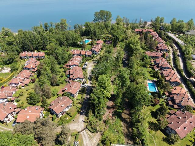 Göl Kenarında Satılık Bahçeli Dublex Villa.
