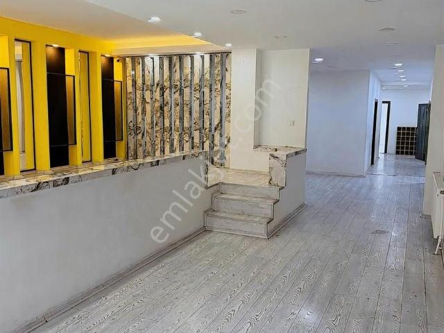Gölbaşı Cumhuriyet Caddesi Üzerinde Satılık 180 M2 Dükkan