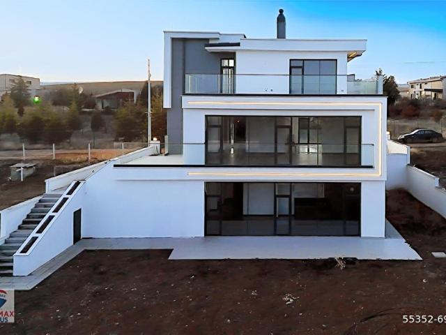 GÖLBAŞIBALLIKPINAR'DA ASANSÖRLÜ FULL YENİ TRİPLEKS VİLLA
