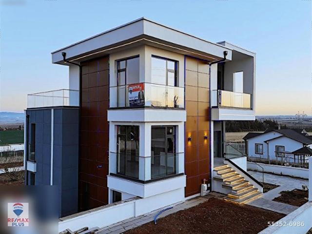 GÖLBAŞIBALLIKPINAR'DA ASANSÖRLÜ FULL YENİ TRİPLEKS VİLLA