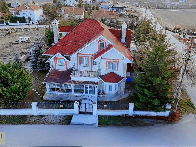 Gölbaşında Satılık Geniş Bahçeli Villa