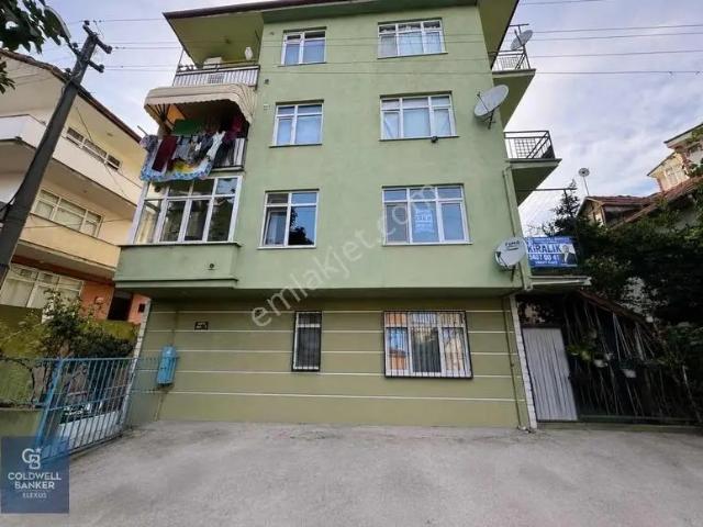 Gölcük Donanma Mahallesinde Merkezi Konumda Kiralık 3+1 Daire