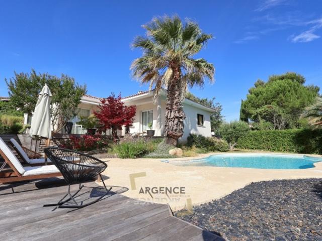 GOLF DE JUVIGNAC – SUPERBE MAISON DE PLAIN PIED EN PREMIERE LIGNE SUR LE GOLF