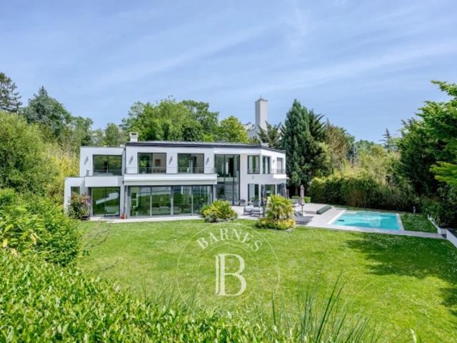 Golf de Saint Cloud Propriété Contemporaine d'exception avec Piscine et Guest house