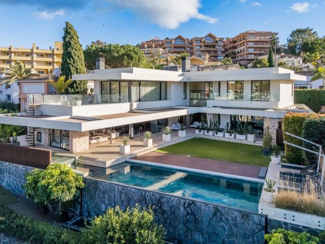 Golf en Primera Línea: Villa Contemporánea con Vistas Panorá. 668m² Marbella