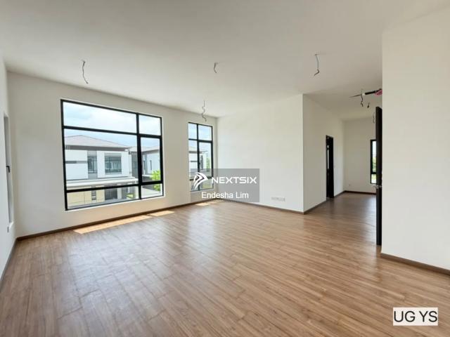 Golf View three storey semi detached house in horizon hills. Foreigner can buy