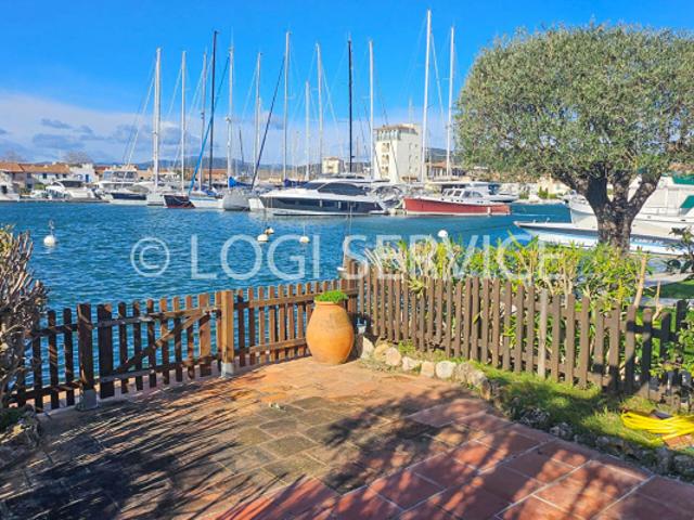 GOLFE DE SAINT TROPEZ APPARTEMENT REZ DE JARDIN AVEC LONG AMARRAGE 18 M PORT GRIMAUD