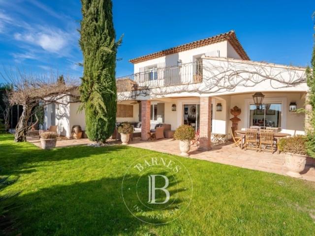 GOLFE DE SAINT TROPEZ GRIMAUD VILLA PROCHE DU VILLAGE CALME