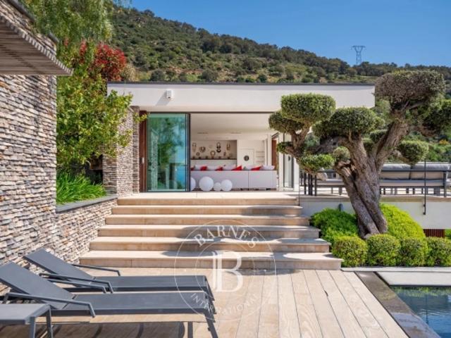 GOLFE DE SAINT TROPEZ GRIMAUD DOMAINE PRIVE VILLA CONTEMPORAINE VUE MER