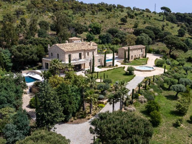 GOLFE DE SAINT TROPEZ: DOMAINE PRIVE DE 5 HECTARES AVEC HELIPORT ET VUE MER PANORAMIQUE