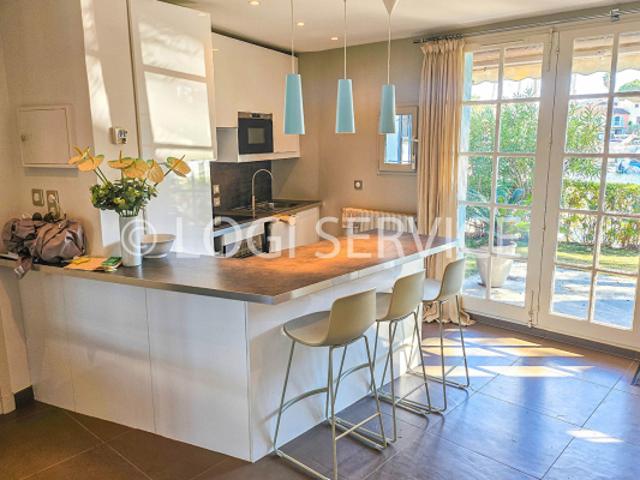 GOLFE DE SAINT TROPEZ RARE APPARTEMENT REZ DE JARDIN AVEC AMARRAGE PORT GRIMAUD