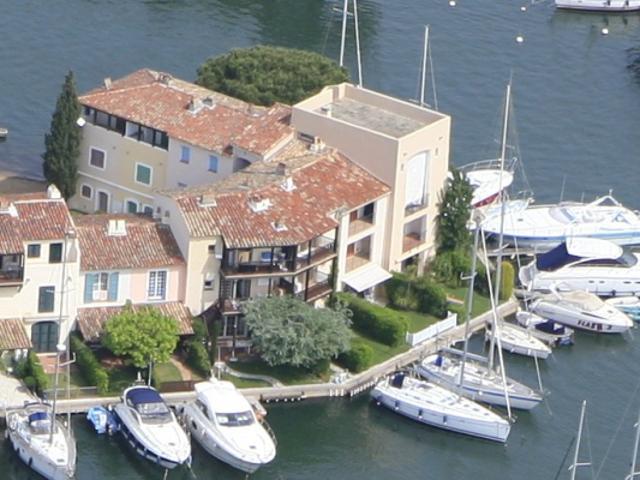 GOLFE DE ST TROPEZ APPARTEMENT AVEC AMARRAGE 12 M