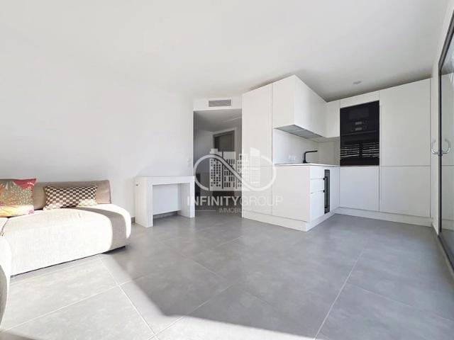 GOLFE JUAN DERNIER ETAGE TERRASSE 23 m2