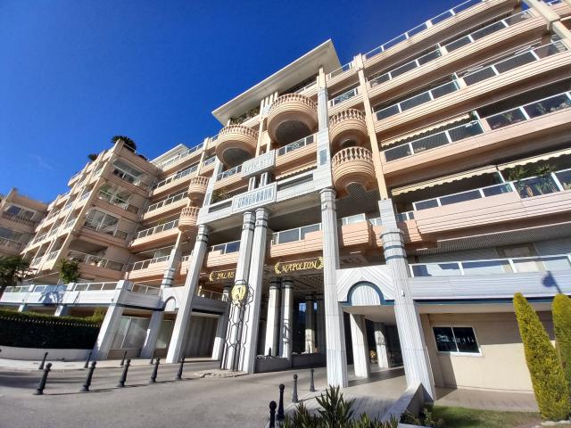 GOLFE JUAN FACE AU PORT, STUDIO AU PALAIS NAPOLEON