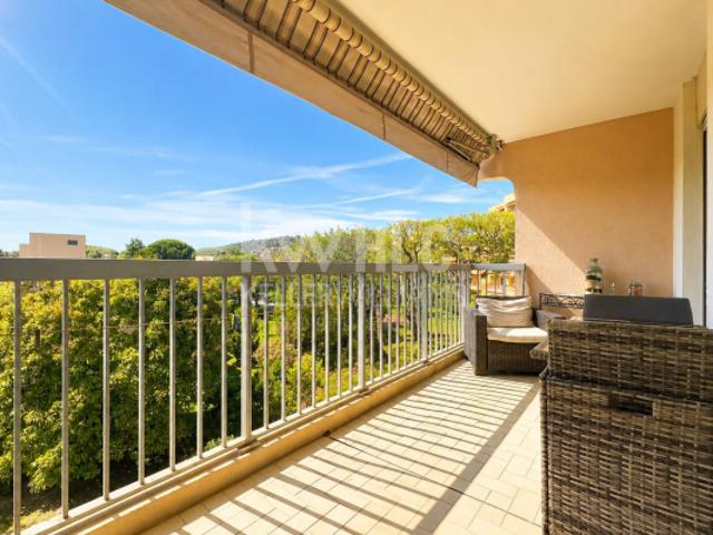 GOLFE JUAN – LUMINEUX 3/4 PIÈCES TRAVERSANT AVEC TERRASSE ET