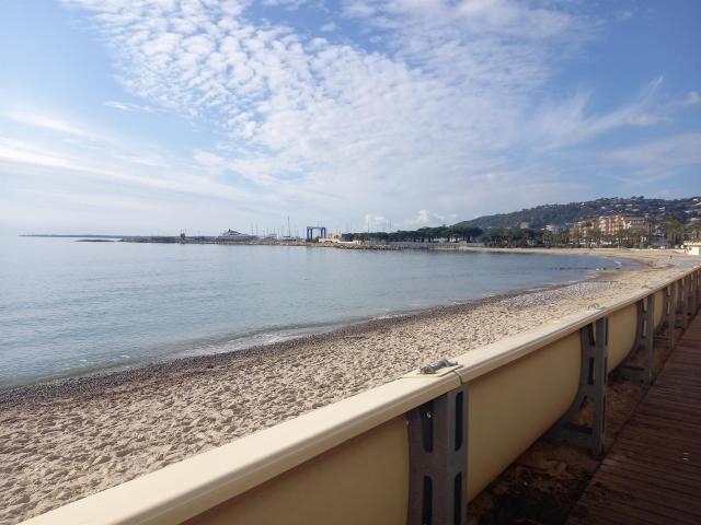Golfe Juan proche Cannes bord de mer 53m² Golfe Juan