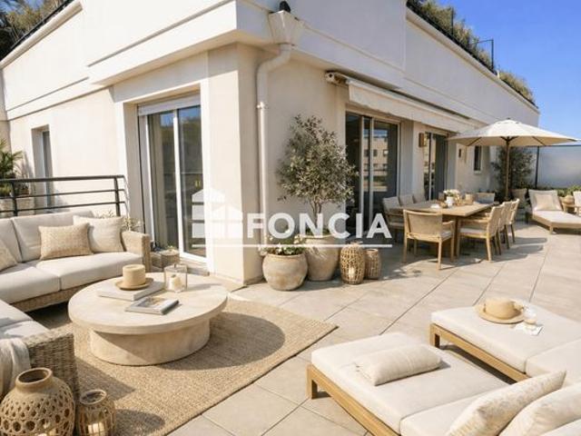 Golfe Juan proche mer, rare, T3 en dernier étage, plein sud, terrasse totale 45m2, un garage et un parking en sous sol