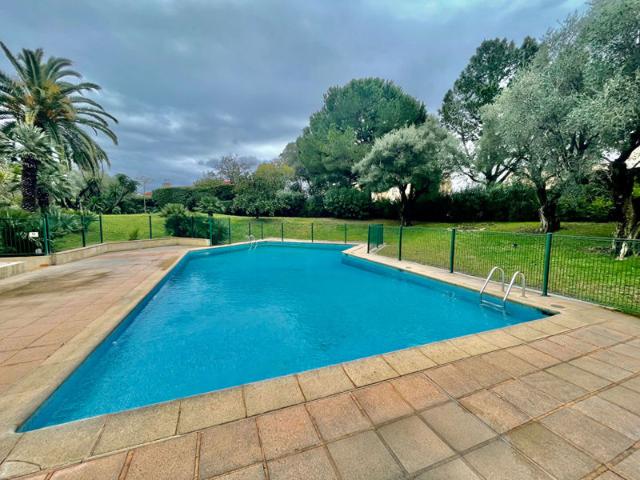 GOLFE JUAN STUDIO +PARKING +PISCINE