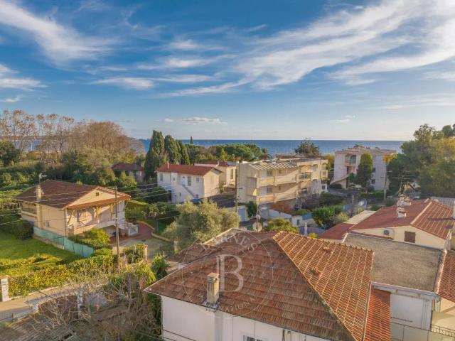 GOLFE JUAN VILLA PROVENÇALE À PIED DE LA MER