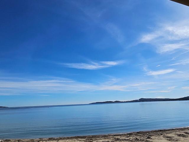 GOLFE ST TROPEZ GRAND APPARTEMENT SUR PLAGE VUE MER PORT GRIMAUD