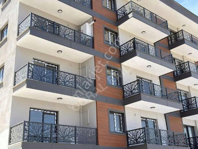 Göral'dan Muradiye'de Havuz Cepheli Köşe 1+1 Arakat Daire