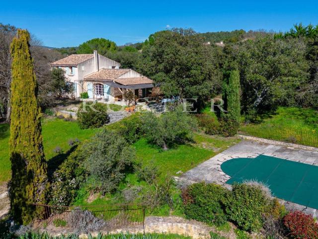 Gordes.Charmante villa sur 7700 m² 182m² Gordes