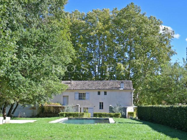 Gordes: Ancien Moulin rénové en propriété d'agrément de typ. 380m² Gordes