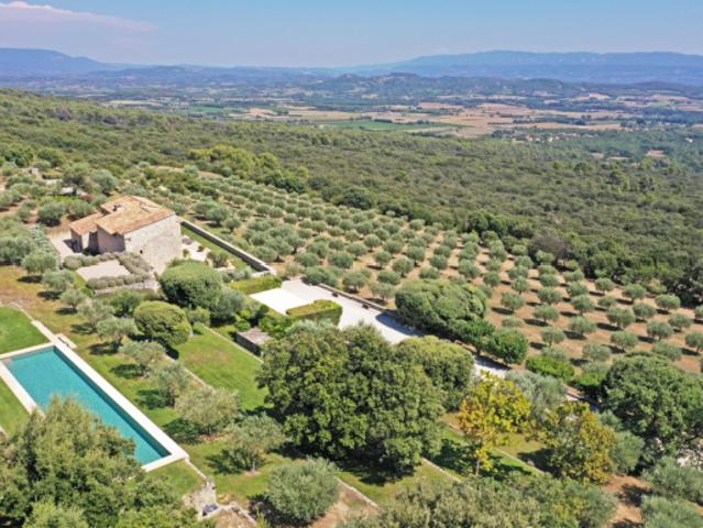 Gordes: authentique ferme rénovée en position ultra dominante sur 6 hectares