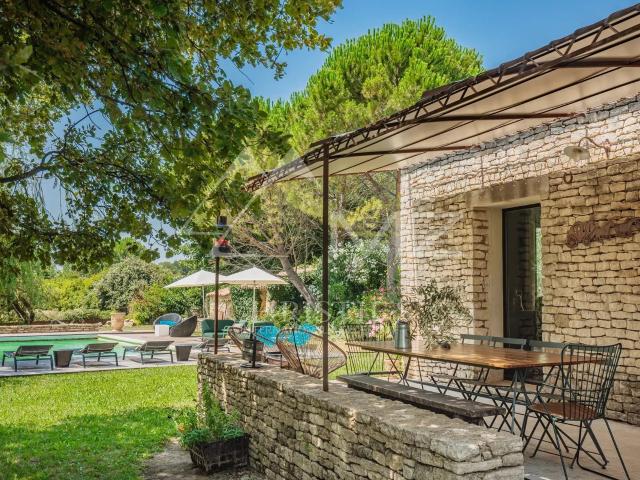 Gordes Belle maison en pierre sur un terrain constructible. 200m² Gordes