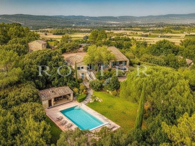 Gordes, belle propriété en pierres avec dépendance, offrant des vues panoramiques sur le Luberon