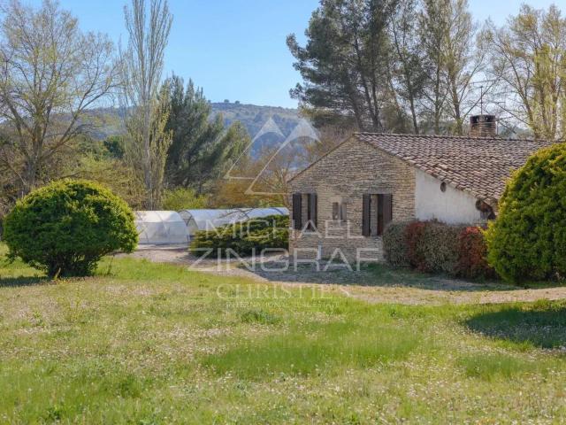 Gordes Opportunité unique: maison à rénover sur vaste ter. 137m² Gordes