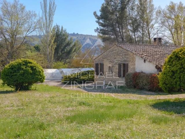Gordes Opportunité unique: maison à rénover sur vaste terrain constructible de 3 200 m²