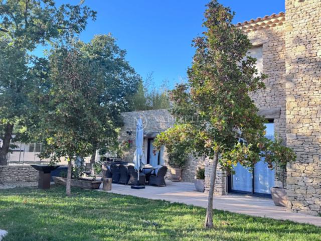 Gordes, superbe villa au coeur des chènes vert sur 1763 m² de terrain clos