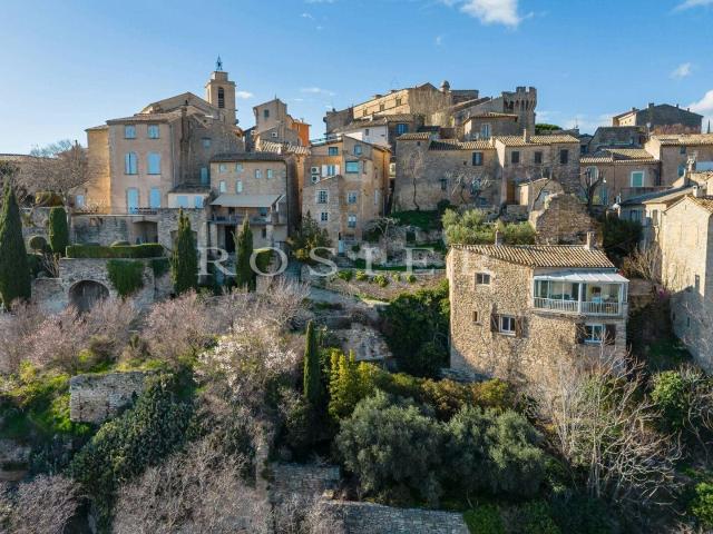 Gordes: rare maison de village en position dominante avec j. 89m² Gordes