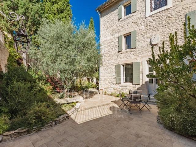 Gordes Remarquable maison de hameau avec piscine et dépendances