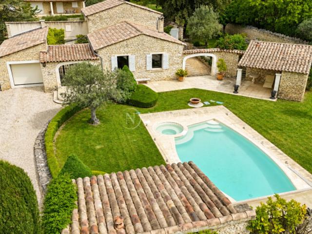 Gordes Villa en pierre de caractère avec piscine et terrain clos