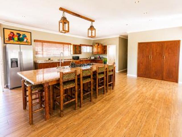 gorgeous 4 bedroom house with flatle.