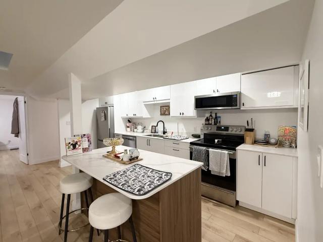 GORGEOUS 1 BEDROOM, 1 BATHROOM FULLY RENOVATED UNIT WITH AIR CONDITIONING AND GAS FIREPLACE