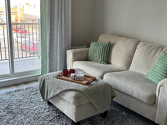 Gorgeous 1 Bedroom Condo In Panorama Hills Nw
