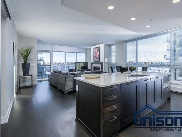 GORGEOUS 2.5 BEDROOM, 2 BATHROOM CORNER UNIT IN WATERFRONT EAU CLAIR