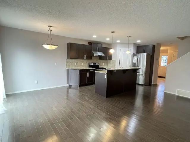 Gorgeous 3bedroom 2.5bathroom duplex for rent in Ambleside area